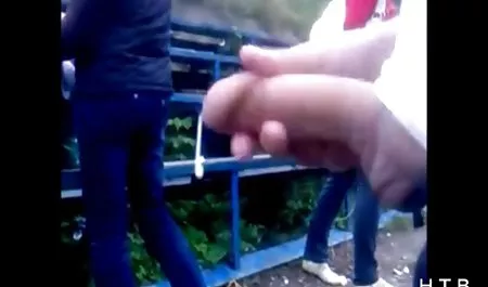Брюнетка выглядит так хорошо мастурбировать ее киску и мочиться